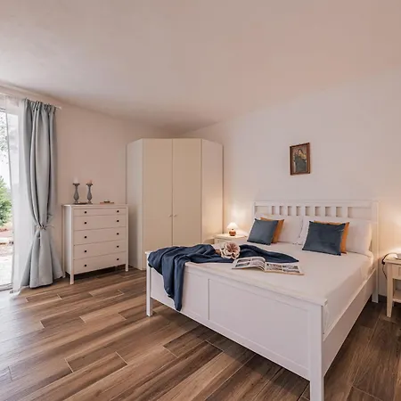Villa Puspo 8, Emma *